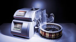 Die Dichtemessung mittels Biegeschwinger macht es möglich, mit geringen Probenmengen präzise Aussagen über die Qualität der Messprobe zu treffen.  (Bild: Anton Paar)