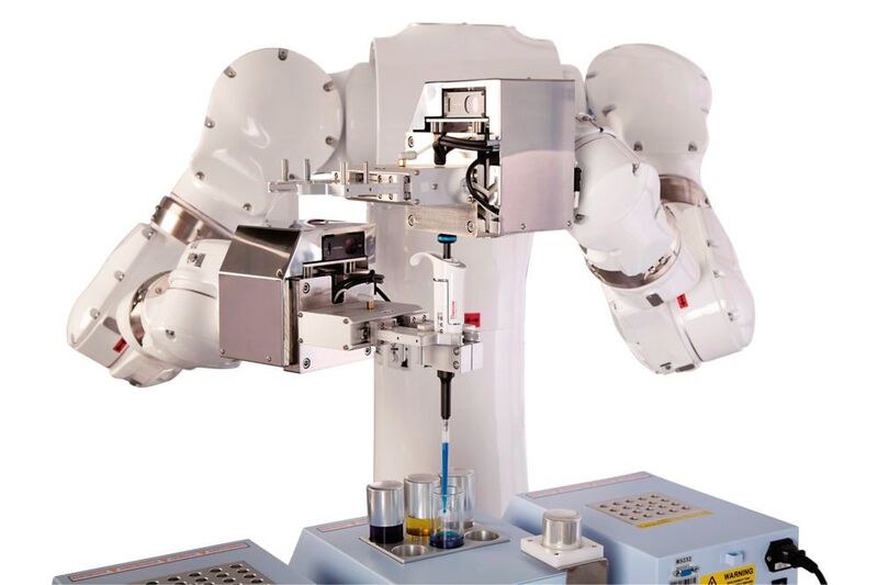 Der speziell für die Hygieneanforderungen im Laborbereich angepasste Serien-Dual-Arm-Roboter Motoman CSDA10F von Yaskawa ist dank multifunktionaler Werkzeuge und Greifer ausgesprochen vielseitig einsetzbar.  (Yaskawa)