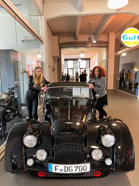Jennifer Keil (Littlebit) und ich sind uns einig: Das Auto hat einfach Stil! (Bild: Vogel IT-Medien)