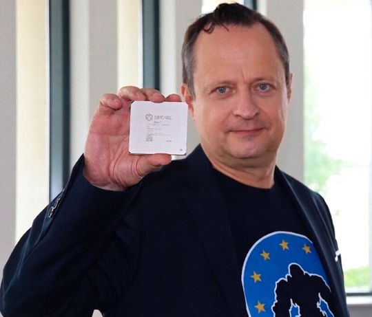 Philippe Notton, CEO und Gründer von Sipearl präsentiert „Rhea1“.(Bild:  Siperal)