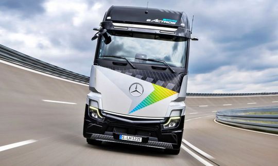 Alpentest bestanden! Mit einem Prototyp des E-Actros 600, der 40 Tonnen schwer war, sind Mercees-Benz-Trucks-Spezialisten mit einer Batterieladung von Stuttgart bis nach Bozen gefahren. Am 10. Oktober feiert der E-Actros 600 dann Premiere. Hier mehr dazu ...(Bild:  Mercedes-Benz Trucks)