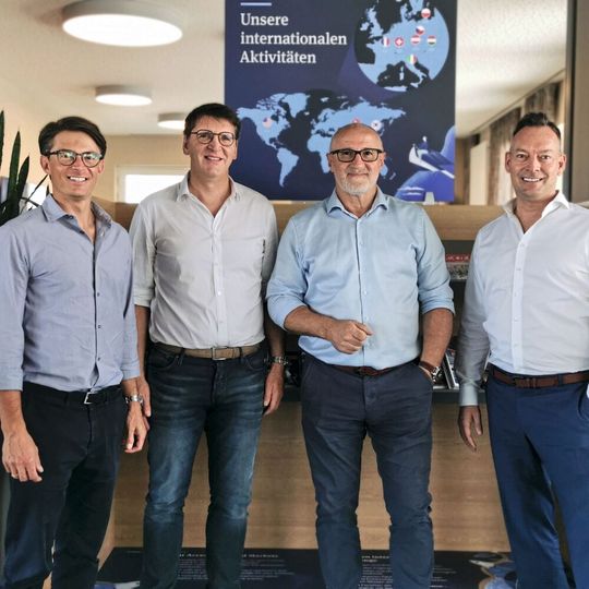 Geballte Kommunikations- und Kulturkompetenz für China und Asien: Matthias Bauer (v.li.), Gerd Kielburger (beide VCG) und Nils Horstmann (Eviom). Geballte Kommunikations- und Kulturkompetenz für China und Asien: Matthias Bauer (v.li.), Gerd Kielburger (beide VCG) und Nils Horstmann (Eviom).