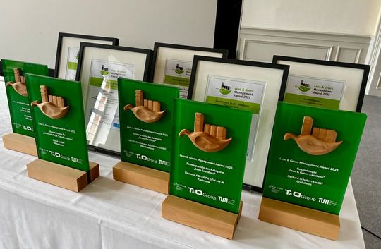 Die Pokale der Lean & Green Management Awards 2025.(Bild:  T&O Group)
