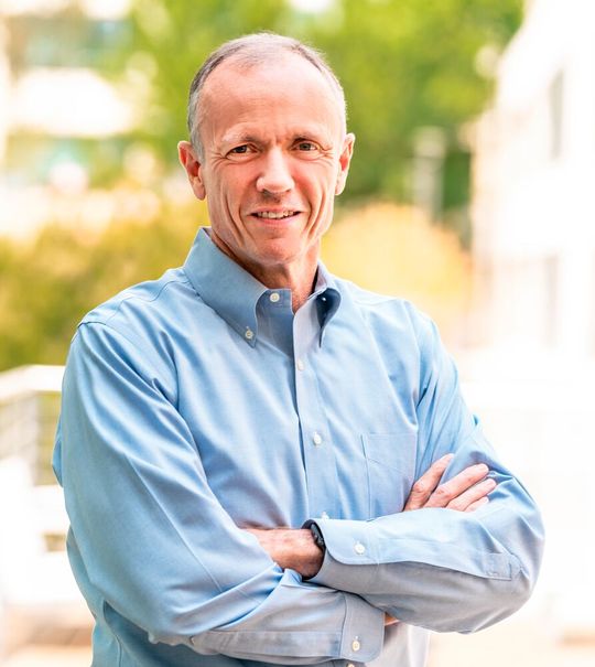 „Cilium Mesh von Isovalent ergänzt die softwaredefinierten Netzwerklösungen von Cisco und würde Kunden ein nahtloses und sicheres Netzwerk vom Büro bis zum Rechenzentrum, bis zur öffentlichen Cloud, mit einem durchgehenden Mesh bieten“, sagt Tom Gillis, SVP and General Manager, Security Business Group (SBG) von Cisco.(Bild:  Cisco)