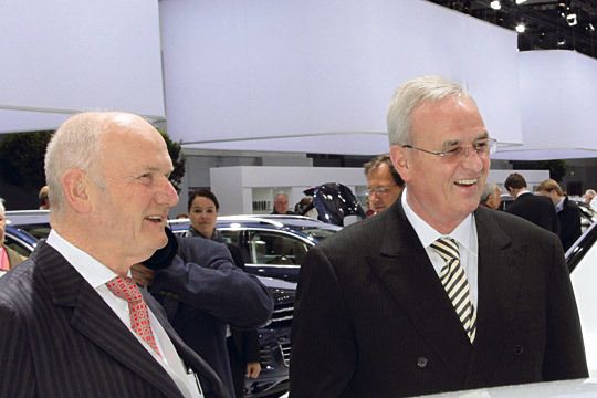„Strategie 2018“ lautet der ehrgeizige Plan von VW-Chef Martin Winterkorn (re.) und Patriarch Ferdinand Piëch. Spätestens im Jahr 2018 soll der Konzern mehr als 10 Millionen Fahrzeuge absetzen. (Archiv: Vogel Business Media)