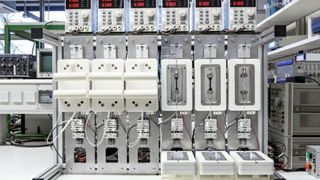 Blick auf den Messaufbau zur gleichzeitigen Prüfung der Spannungsrelaxation von Elastomeren. Mit sechs verschiedenen Tempraturen kann das nun vonstatten gehen, sagen die Forscher vom Fraunhofer-Institut für Betriebsfestigkeit und Systemzuverlässigkeit LBF in Darmstadt. (Fraunhofer LBF/Raapke)