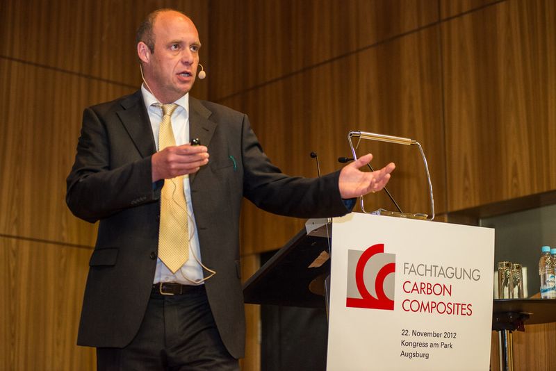 Abrasive Schneidstoffe verkürzen die Dauer des Wasserstrahlschneidens bei einem 10 m langen Schnitt in eine 25 mm dicke CFK-Platte von 100 auf 30 min. Mit solchen Ergebnissen hielt Ralf Möller, Business Manager Aerospace beim Maschinenhersteller Flow Europe, die Konzentration der Teilnehmer während seines Vortrags sehr hoch. (Bild: Mack)