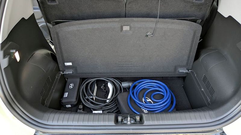 Doch darunter findet sich ein zusätzliches Fach, in das deutlich mehr reinpasst als die Ladekabel. (Bild: Rosenow – VCG)