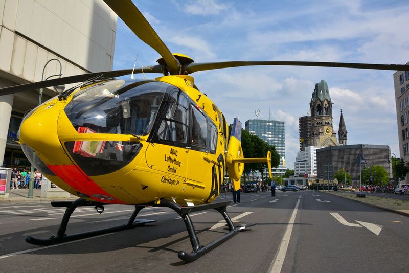 In Spitzenzeiten flog „Christoph 31“ mehr als 3.800 Einsätze jährlich. Hier zu sehen auf den Straßen Berlins mit Gedächtniskirche im Hintergrund. (Bild: ADAC Luftrettung/Stephan Bartsch)