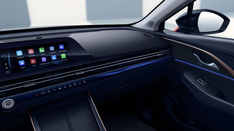 Der moderne Innenraum kommt mit wechselbarem Ambientelicht. (Bild: Chery)