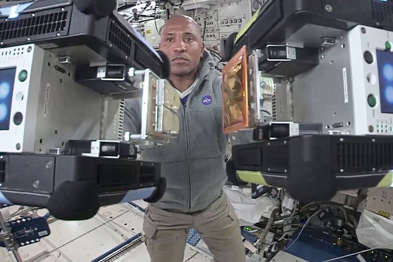 Auf der ISS: US-Astronaut Victor Glover mit zwei Astrobees am 28. Dezember 2020. Astrobee Nr. 1 ist ausgestattet mit einem Gecko-basierten Docking-Mechanismus, Nr. 2 ist ausgestattet mit dem MLI-Material (zur Verfügung gestellt von FHP Frezite High Performance, Portugal) während eines Docking-Manövers. (IRAS/TU Braunschweig)