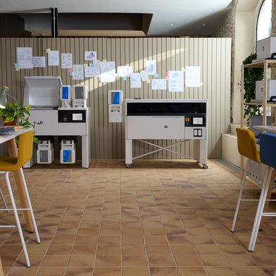Die HP Multi Jet Fusion 1200 3D-Printer Solution bietet dieselbe zentrale MJF-Technologie, die auch im bestehenden Additive-Manufacturing-Portfolio von HP zum Einsatz kommt, in einem kleineren, kostengünstigeren Drucker. Damit können Teams robuste, funktionale Polymerteile herstellen, die für reale Anwendungen geeignet sind. (Bild: HP)