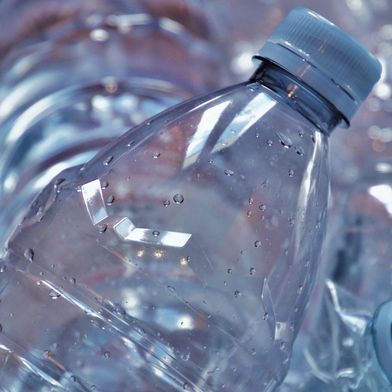 Die neue Plastiksteuere würde bei einem Joghurtbecher 0,28 Cent, bei einer großen PET-Flasche 1,93 Cent betragen. (Bild: pasja1000)