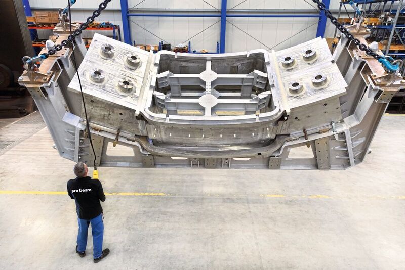 Die Komponenten für ITER sind tonnenschwer und bestehen aus speziellem Chrom-Nickel-Stahl. Hier richtet ein ITER-Mitarbeiter eines der Bauteile in einer Vorrichtung für das Elektronenstrahlschweißen ein. (Pro-beam)