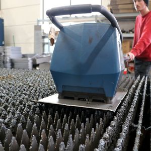 Damit die Auflageleisten der Laserschneidmaschine schnell von Schlacke befreit werden können, setzt Stiegeler Metallbau auf das System Trutool TSC 100, mit dem der 2 Meter × 4 Meter messende Tisch der Trulaser 3040 fiber in rund zwei Stunden wieder einsatzklar ist.(Bild:  kk-PR)