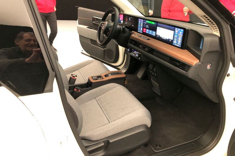 Das Cockpit bietet eine Mischung aus Retro-Stil und modernstem Infotainment.
 (Honda)