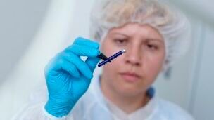 Implantierbare Schraube nach Anodisierung durch Steiger Galvanotechnique SA (Bild:  Steiger)