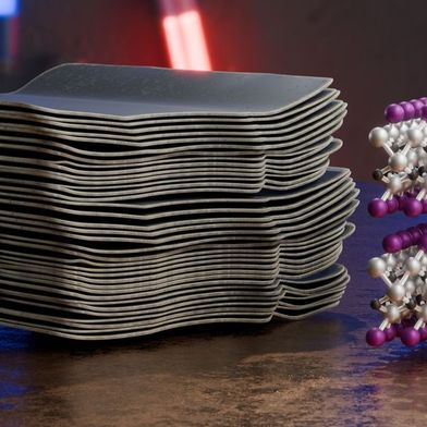 Combination of a model from a scanning electron microscope image (left) with a section of the underlying crystal structure of a studied MXene with precisely controlled surface terminations. (Image:B. Schröder/HZDR)