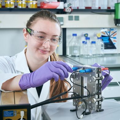 Eine nachhaltigere chemische Produktion: Dieses Ziel wollen Forschende im Cluster ETOS mit Strom aus erneuerbaren Energien erreichen. (Bild: Amadeus Bramsiepe/ KIT)