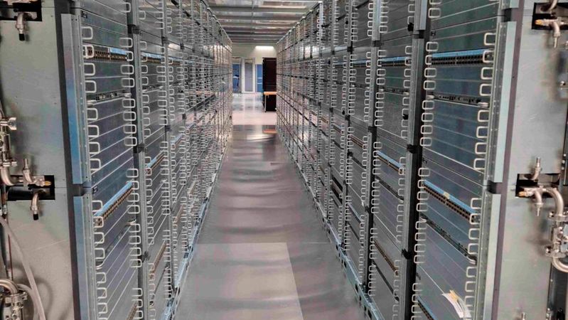 Seltener Einblick, direkt in das Innere eine Superrechners, ins  Herz des ehemaligen HLRS-Cluster „Hawk“ mit insgesamt 4.096 Rechnerknoten, 8.192 Prozessoren und 65.536 Arbeitsspeichermodulen. (Bild:  HLRS)