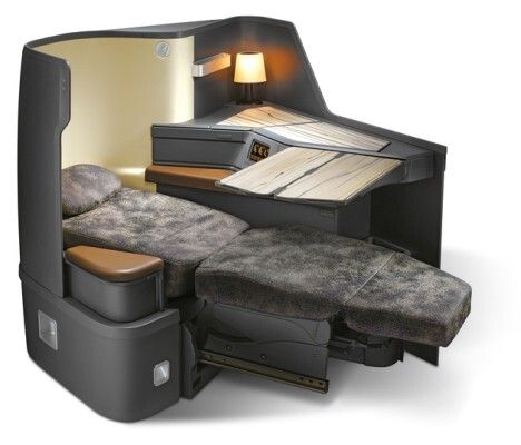Red Dot Award 2015 - Flugzeug-Inneneinrichtung China Airlines Premium Business Class von Hersteller B/E Aerospace, USA: Die Innenausstattung eines Flugzeugs hat einen entscheidenden Einfluss darauf, wie man sich als Fluggast fühlt. Das Interieur für die China Airlines Premium Business Class beeindruckt vor diesem Hintergrund mit einem sehr feinsinnigen Konzept, welches das Fliegen geradezu inszeniert. Es ist inspiriert von der Ästhetik der Song-Dynastie, die von 960 bis 1279 das damalige chinesische Kaiserreich beherrschte, und ist das Ergebnis einer zweijährigen, intensiven Entwicklung. Um die Wünsche der Passagiere en détail in Erfahrung zu bringen, war der Gestaltungsprozess begleitet von Unternehmungen wie Workshops oder Prototyping-Sessions mit Fluggästen der Business Class. Auf stimmige Art und Weise wurde dann das Konzept „Back to Nature“ umgesetzt. Im Interieur kommen traditionelle Elemente der Kultur der Song-Dynastie zum Einsatz, die zu einer bemerkenswert eleganten und organischen Anmutung führen. Um dem Fluggast zudem ein Höchstmaß an Komfort zu geben, verschmelzen diese mit den Annehmlichkeiten moderner Technologie zu einer homogenen Einheit. Eindrucksvolle architektonische Details bieten ein Erholungs- und Freizeitbereich sowie ein kunstvoll gestalteter Wasch- und Toilettenraum. Den Mittelpunkt bilden jedoch die B?/?E Super Diamond-Sitze. Sie sind perfekt den Bedürfnissen angepasst, werden maßgefertigt und begeistern durch ihre Ergonomie und Funktionalität. Das Ambiente dieser Flugzeugeinrichtung steht daher für ein unvergessliches Erlebnis und ein Design, welches die Sinne berührt. (Bild: Red Dot)
