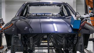 Mit einer neuartigen Lacktechnik erspart sich BMW die Füllerschicht in der Lackierung und senkt damit den Energieverbrauch drastisch. (www.guenterschmied.com)