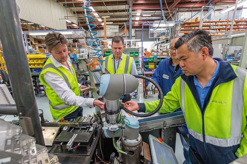 Using an intuitive operator surface on the touchscreen tablet, workers can handle the UR robots simply without the need for special experts from outside. (Universal Robots)