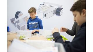 Jungen Besuchern bieten die Veranstalter der Metav auch zur Jubiläumsausgabe der Messe wieder den Stand der „Sonderschau Jugend“ an, wo sie die spannenden Aspekte des Berufsbildes „Maschinenbauer“ praxisnah entdecken können und neueste Technologien, wie Idustrie 4.0, auch live erleben. Aber auch die Enstehung eines Formel-1-Rennwages steht auf dem Programm, heißt es von der Nachwuchsstiftung Maschinenbau (NWS). (Messe Düsseldorf / C. Tillmann)