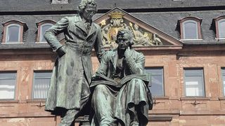 Das Brüder-Grimm-Nationaldenkmal vor dem Neustädter Rathaus in Hanau (Archiv: Vogel Business Media)
