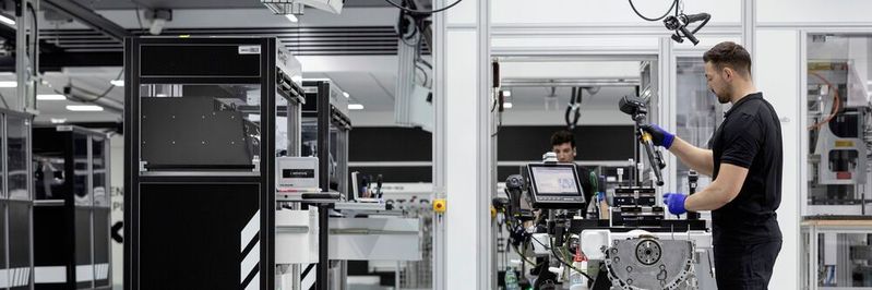 Modulare Motorenfertigung für hohe Flexibilität bezüglich unterschiedlicher Varianten: Das AMG-Werk dient als Fallbeispiel für die Umsetzung der thematisierten Zukunftsvisionen.(Bild:  Daimler AG)