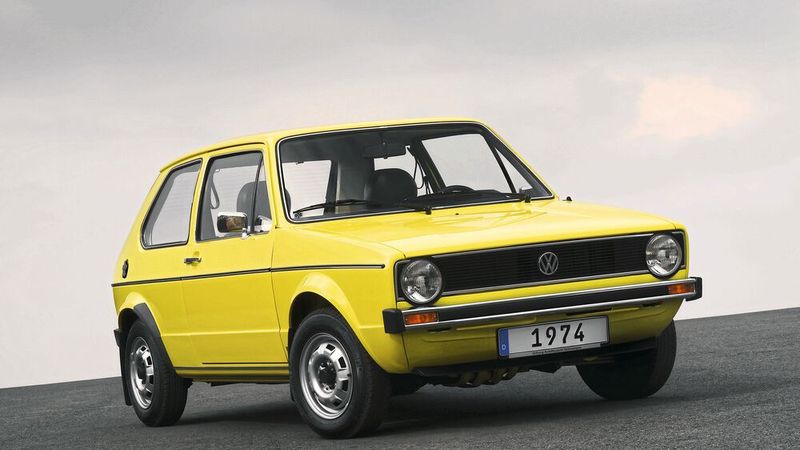 1974 startete die erste Generation des VW Golf. In der Basisausführung mit 37 kW (50 PS) verbrauchte der neue Wolfsburger circa 2 bis 3 Liter weniger Kraftstfoff als sein luftgekühlter Vorgänger mit ebenso starkem Antrieb. (Bild: Hersteller)