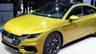 Der VW Arteon ist zunächst nur in den Top-Motorisierungen zu haben. (Seyerlein / »kfz-betrieb«)