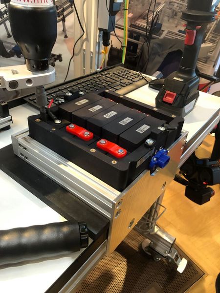 Station 1 zeigte, wie das Innenleben einer Batterie verschraubt wird. (Bild: VCG/Juliana Pfeiffer)