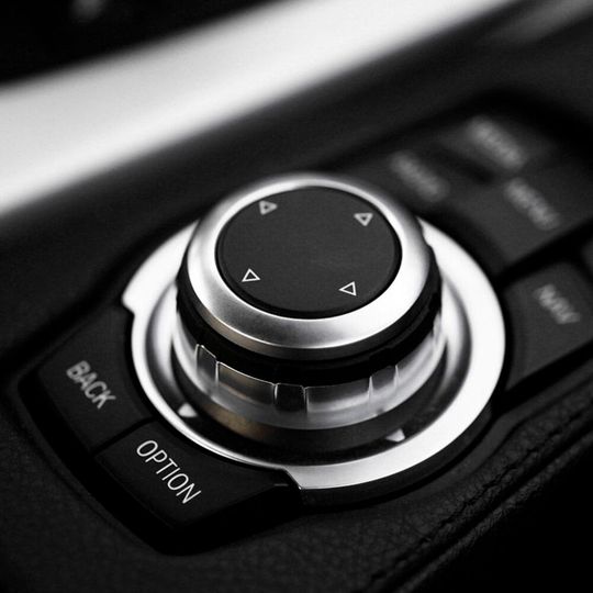Joystick-Steuerungen erfordern ein elektromechanisches Gerät mit einem äußerst zuverlässigen und wiederholbaren Schaltmechanismus. Joystick-Steuerungen erfordern ein elektromechanisches Gerät mit einem äußerst zuverlässigen und wiederholbaren Schaltmechanismus.
