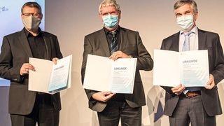 Übergabe des Förderbescheids für Phase 2. v.l.n.r. Anja Karliczek, Bundesministerin für Bildung und Forschung und die drei Carbon2Chem-Projektkoordinatoren: Prof. Dr.-Ing. Görge Deerberg, stellv. Institutsleiter des Fraunhofer UMSICHT, Prof. Robert Schlögl, Direktor des Max-Planck-Instituts für Chemische Energiekonversion und Dr. Markus Oles, Head of Carbon2Chem bei thyssenkrupp Steel Europe. (Fraunhofer UMSICHT/Paul Hahn)