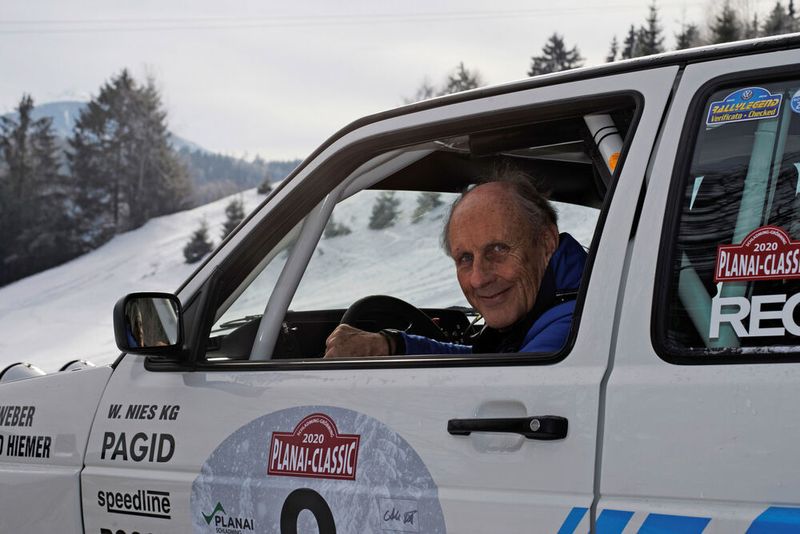 Hans-Joachim Stuck am Steuer des 1990er Rallye-Golf von Volkswagen Classic. (VW)