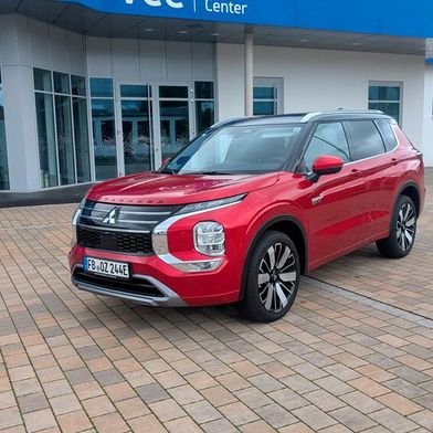 Die Front des Mitsubishi Outlander wirkt wuchtig und dynamisch zugleich. (Bild: Mauritz – VCG)