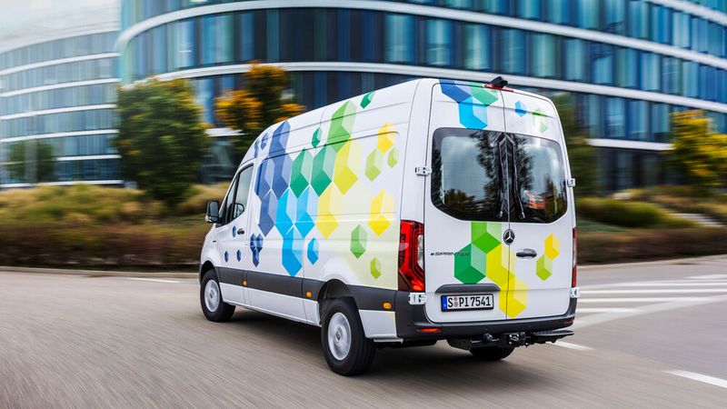 Der neue E-Sprinter kommt als Kastenwagen mit dem 113 kWh großen Akku bis zu 400 Kilometer weit. (Bild: Mercedes-Benz)