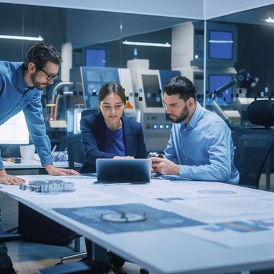 Der Entwicklungsdienstleister Segula Technologies fokussiert sich nach einer Umstrukturierung auf Core-Engineering-Services. (Bild: Segula Technologies | Gorodenkoff - stock.adobe.com)