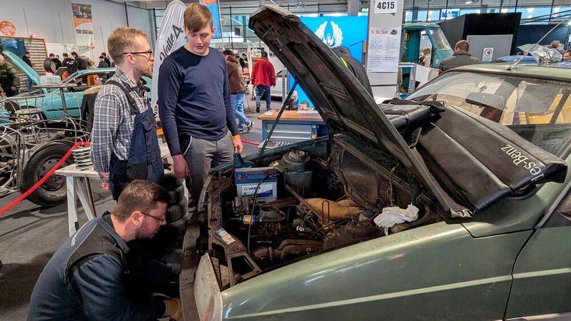 Typisch Classic Motorshow: Die Stände für den Oldtimernachwuchs, an dene live geschraubt wird. In diesem Jahr konnten Messebesucher am Beispiel eines Citroën Visa miterleben, wie junge Enthusiasten technische Herausforderungen meistern.  (Bild: Dominsky – VCG)