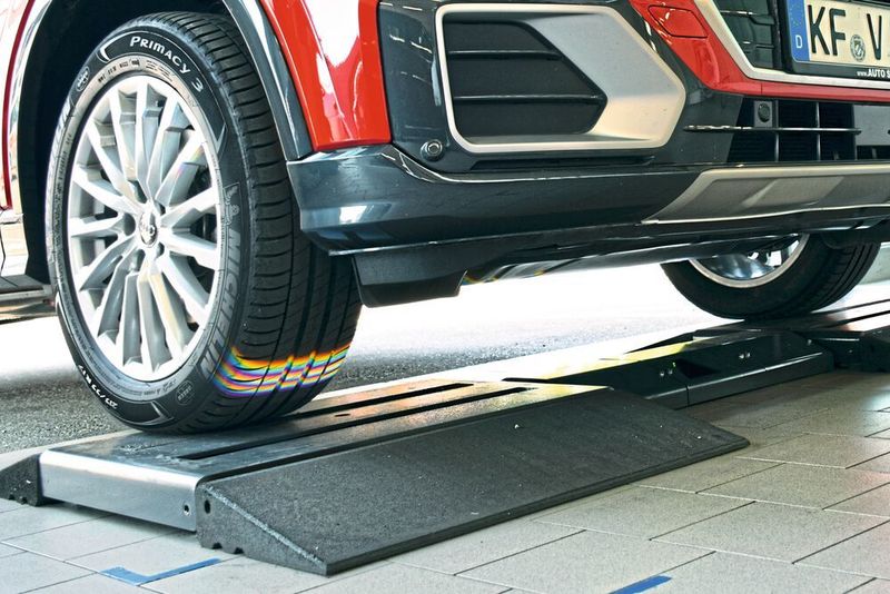 Der Easy-Tread-Reifenscanner von Beissbarth setzt als einziges auf dem Markt befindliches Reifenscangerät auf die Farblinienlichttechnologie. (Ottmar Holz/»kfz-betrieb«)