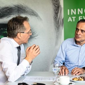 Jean-Pascal-Tricoire (rechts), Chef von Schneider Electric sagt zu MM-Redakteur Reinhold Schäfer: „Man benötigt mehr und mehr Energie. Deshalb suchen wir bei Schneider nach Möglichkeiten, Energie zu sparen, in Gebäuden, in den Datenzentren aber auch in der Industrie und speziell in den Maschinen.“