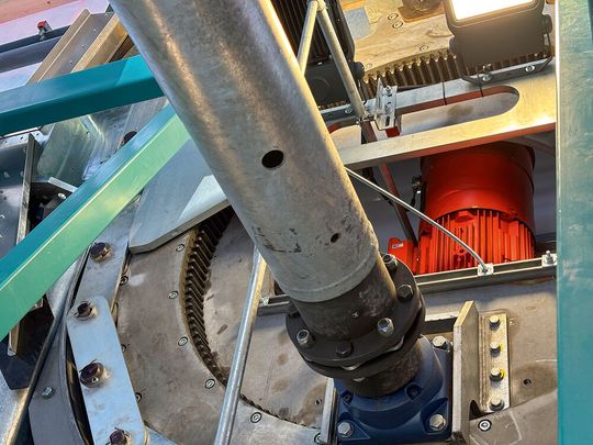 Ein vierpoliger Drehstrommotor DRN200 der Energieeffizienzklasse IE3 mit Kegelstirnradgetriebe KAF157 treibt den Paternoster im Parkturm an. Er sorgt für den kraftvollen und präzisen Umlauf der Plattformen in beide Richtungen. (Bild:  SEW-Eurodrive)