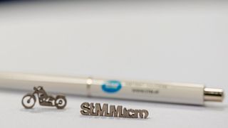 Sie wollen so kleine Komponenten aus fast allen Materialien, ob hart oder weich, präzise und materialschonend fertigen? Dann lohnt sich der Griff zur Mikrowasserstrahl-Schneidanlage von STM. (M. Fritzenwallner / STM)