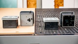 Seiten- und Unteransicht der neuen Blocksauger von J. Schmalz. Hier erkennt man, wie die Sauger für Nesting- oder Rastertische ausgelegt sind. (Bild: J. Schmalz)