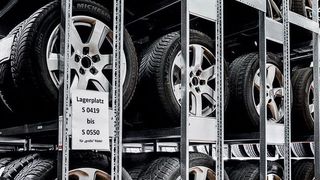 Im Lager des Audi-Zentrums in Osnabrück besitzt jeder Radsatz einen eindeutig zugeordneten Lagerplatz. Das flexible Stecksystem erlaubt jederzeit eine Erweiterung des Reifenregals.  (Hacobau)