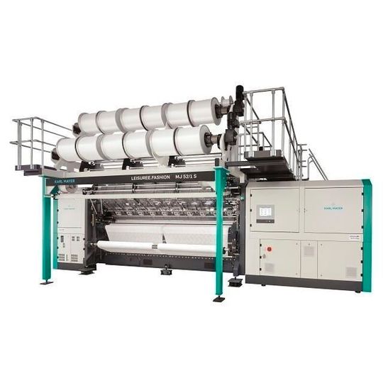 Das ist eine sogenannte Raschelmaschine für die Textilverarbeitung, wie sie vom Maschinenbauer Karl Mayer hergestellt wird. So eine Anlage soll jetzt der Forschung dienen, um sozusagen „intelligente“ Sportbekleidung mit Sensorfunktionen zu fertigen.(Bild:  Karl Mayer Group)