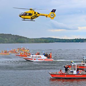 Hier ist der Rettungshubschrauber bei einer gemeinsamen Übung der Wasserwacht und des DLRG zu sehen.(Bild:  ADAC Luftrettung/Nico Hellmann)