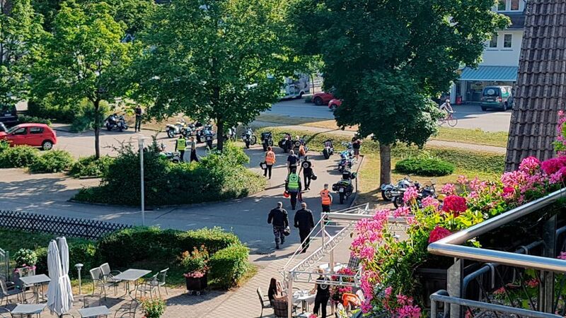 Die BITRIDER auf dem Weg zu ihren Bikes – am Sonntag folgte der Südschwarzwald. (Vogel IT-Medien GmbH)