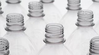 Transparente PEF-Flaschen. Hersteller setzen große Hoffnungen auf Polyethylenfuranoat (PEF), das zu 100 % aus pflanzlichen Rohstoffen produziert wird. (Avantium)